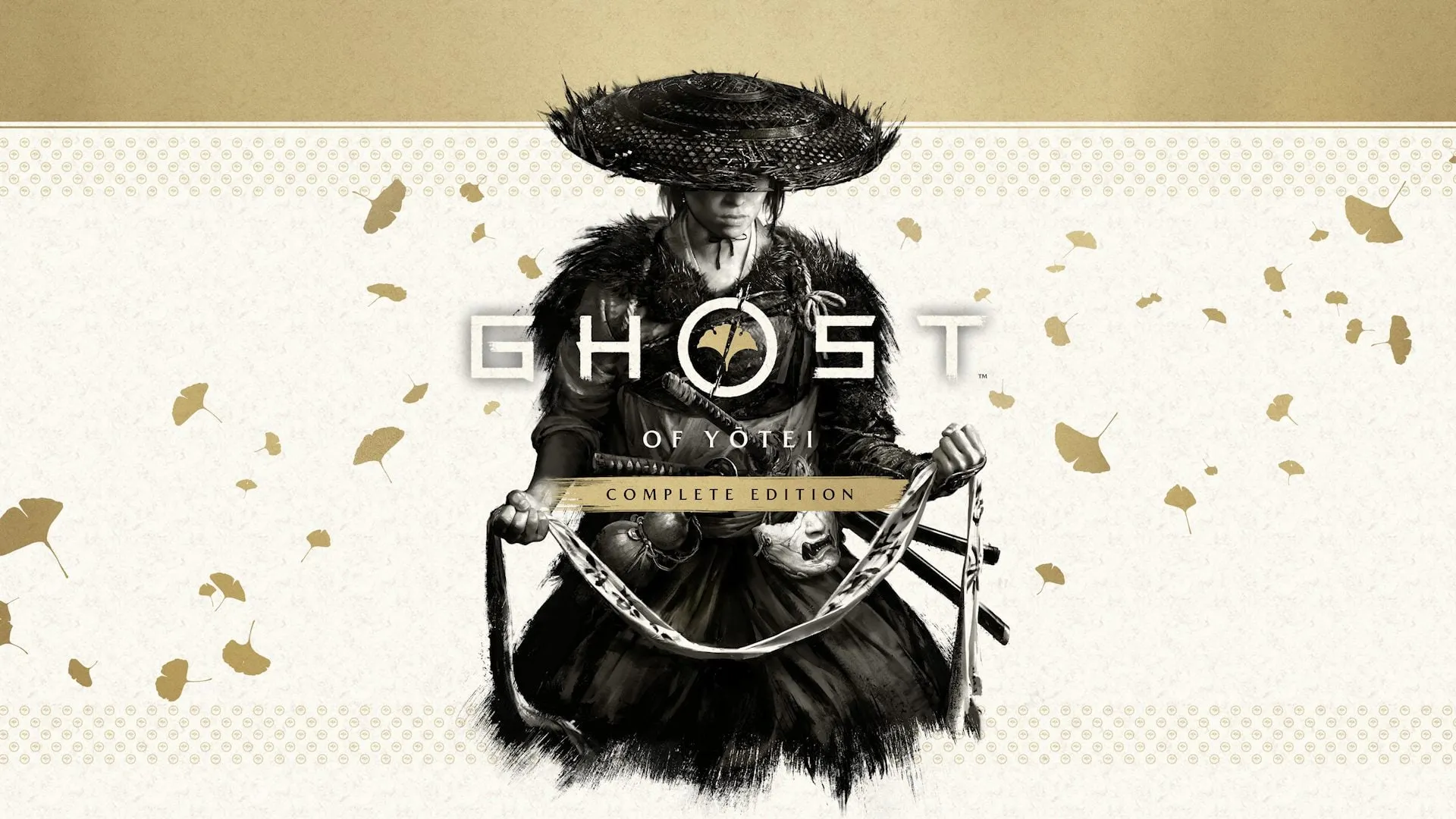 Arte principal oficial de Ghost of Yōtei Complete Edition: Atsu con un sombrero de paja ancho y un manto de piel, sosteniendo una larga faja con nombres, sobre papel color crema salpicado de hojas doradas de ginkgo.