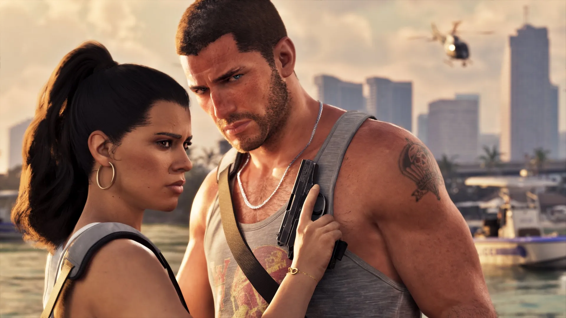 Captura oficial de Rockstar Games de Lucia Caminos y Jason Duval en el frente costero de Vice City: Lucia de perfil, con cola alta y aro de oro, Jason con musculosa gris y un arma en la mano, horizonte y un helicóptero detrás.