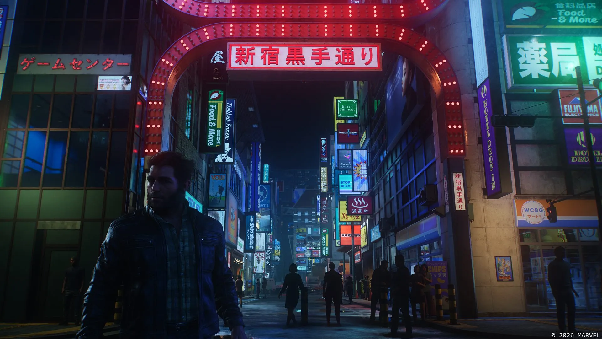 Still promocional oficial de Marvel's Wolverine: Logan con chaqueta de cuero, de pie en una calle de Shinjuku iluminada con neón de noche, bajo un arco rojo que dice Shinjuku Kurote-dori, con densa señalética en japonés e inglés detrás.